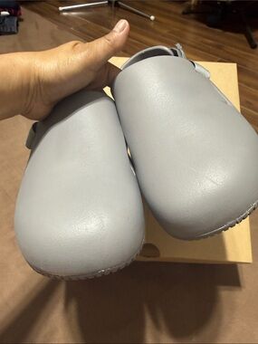 Nike Kids Light Grey Slip-On Clog Sandals with Heel Strap
